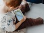 Tablet nebo mobil pod stromečkem? Co o tom říkají dětští psychologové